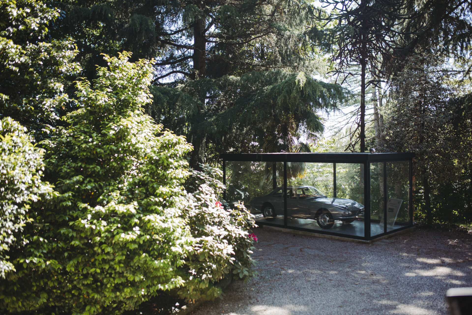 Villa Agusta, perché una macchina nel giardino?